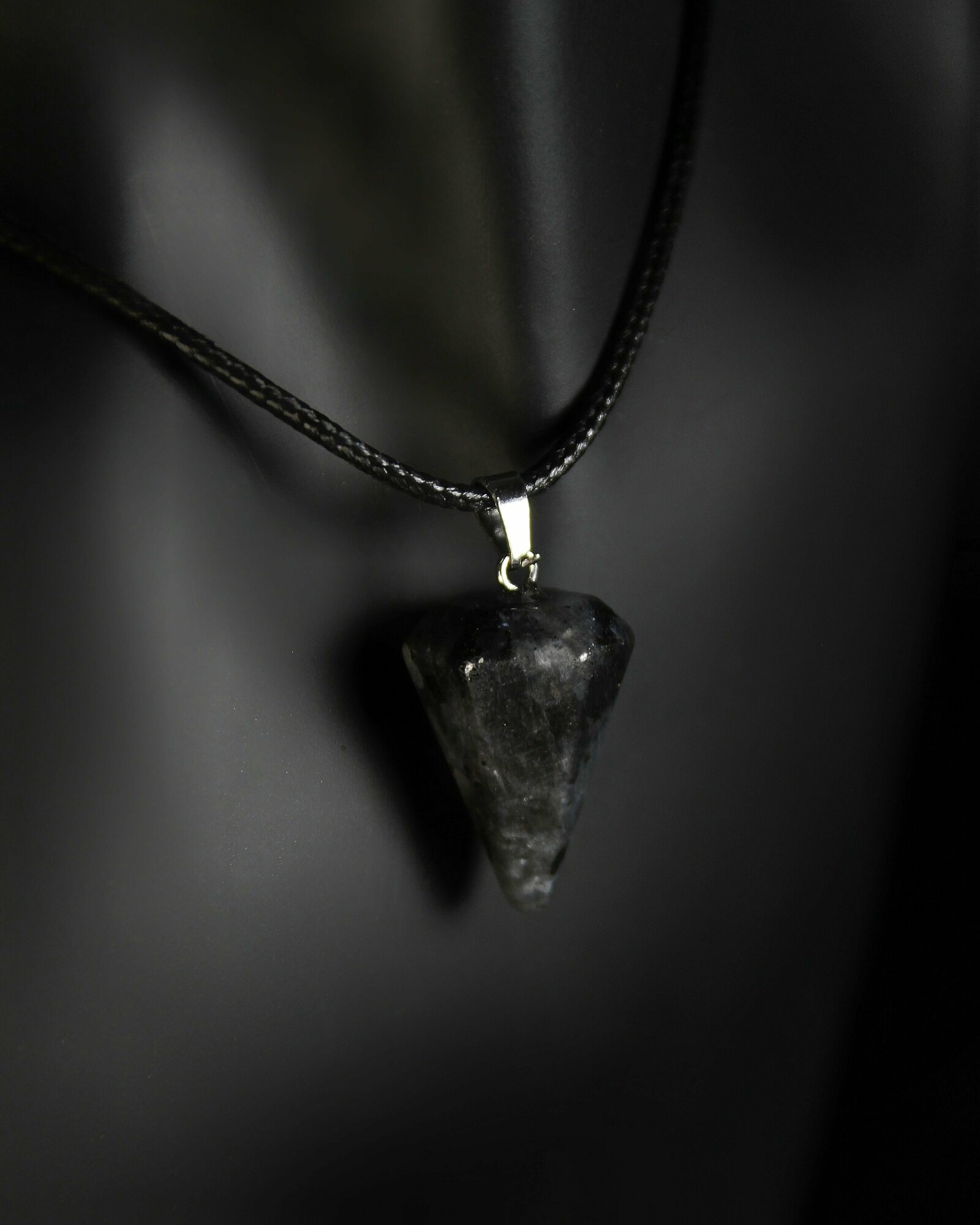 Колье Grow Up Кулон Лабрадор темный маятник пирамида - натуральный камень, 23 мм - для биолокации, для гадания, на шнурке - принесет удачу, лабрадор