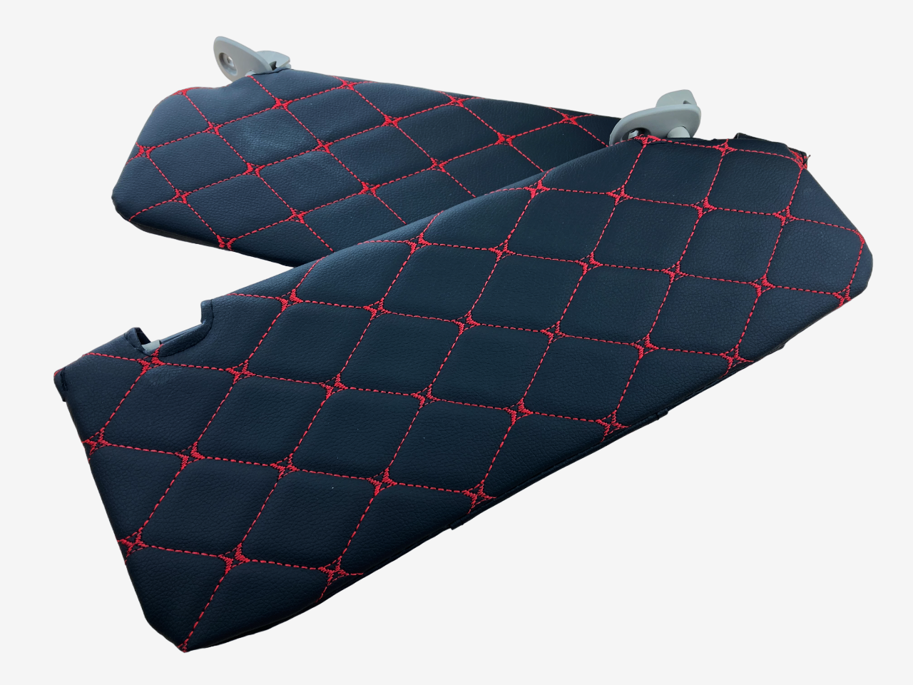 фото Чехлы на козырьки Ларгус, Рено Логан, Дастер, Сандеро декоративный черный ромб, красная нить 2 штуки