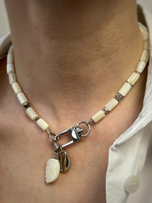 Колье RIRY Jewelry Колье чокер из перламутра с подвесками и кристаллами Swarovski, перламутр, Swarovski Zirconia, длина 39 см, белый, серебряный