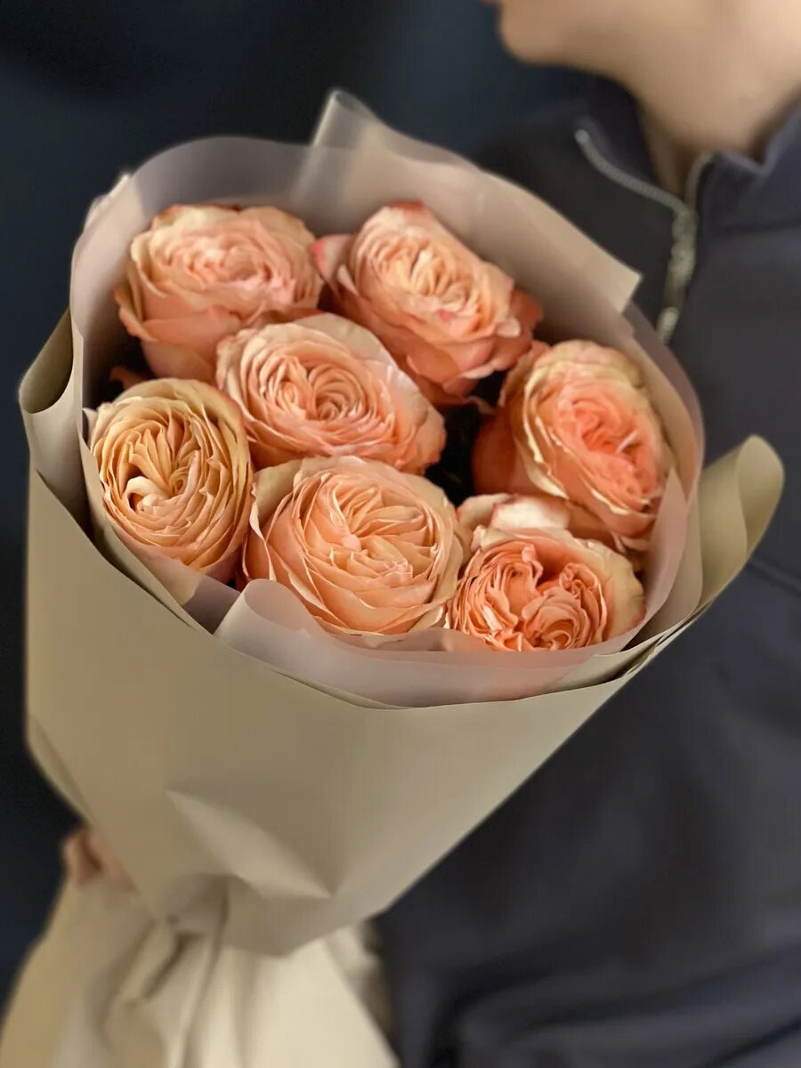 Моно букет "Кахала" с пионовидными розами 7шт в дизайнерской пленке