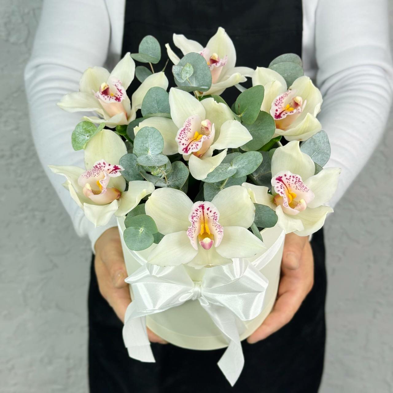 Композиция Rybe-Flowers "Орхидеи" 7 шт в шляпной коробке с эвкалиптом