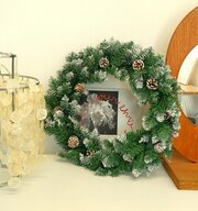 Венок новогодний с шишками заснеженный SXLT Company, 60 см