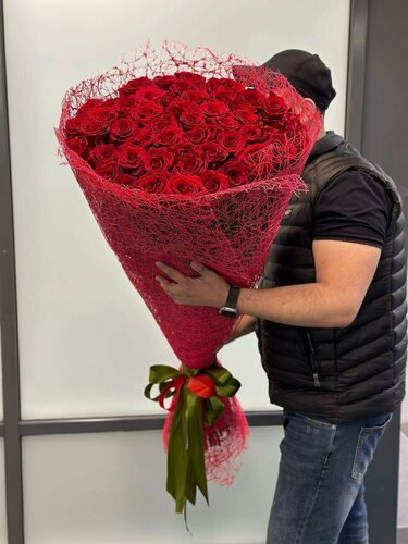 Изображение товара Букет wowflo "Высокие Розы", 45 роз, высота 1 м, на стеблях, красный