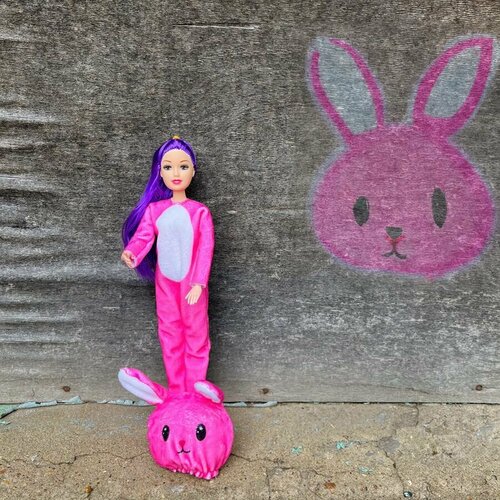 Кукла шарнирная с аксессуарами Beauty в плюшевом костюме Кролика 29см