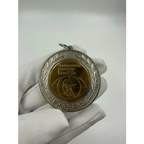 настольная медаль камаз золотая шайба набережные челны редкость Настольная Медаль Заслуженный Работник камаза Набережные Челны.