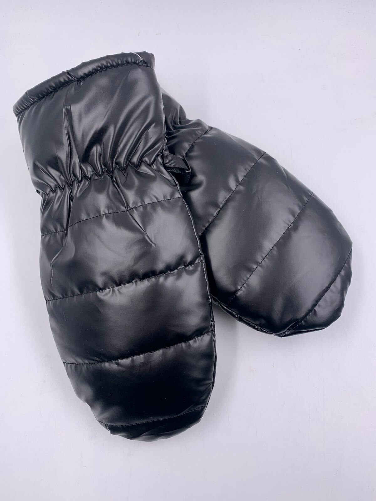 фото Варежки женские/черные синтепоновые рукавички