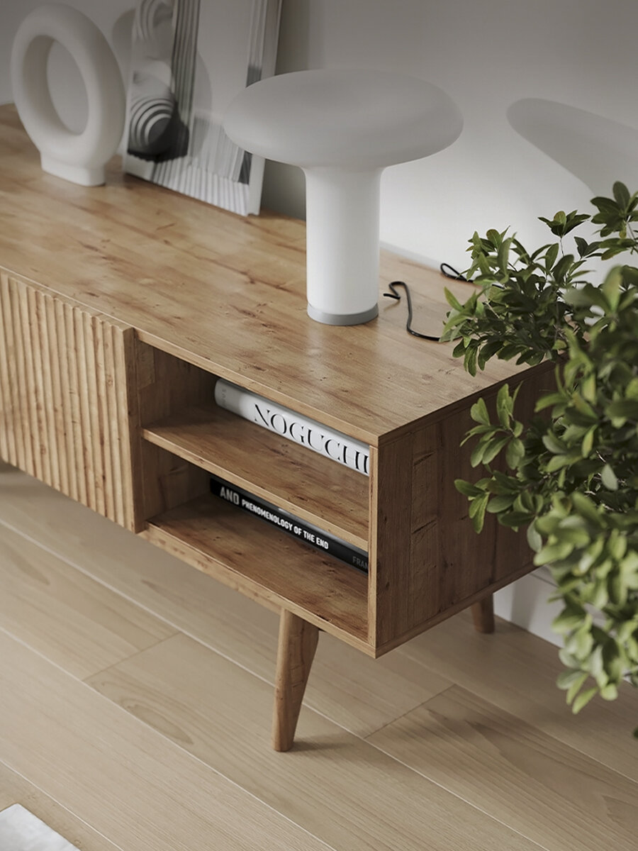 Тумба под телевизор напольная Puzzlemebel Келли, тумбочка для тв на ножках с реечным дизайном, 115 см, светло-коричневый — фото 1