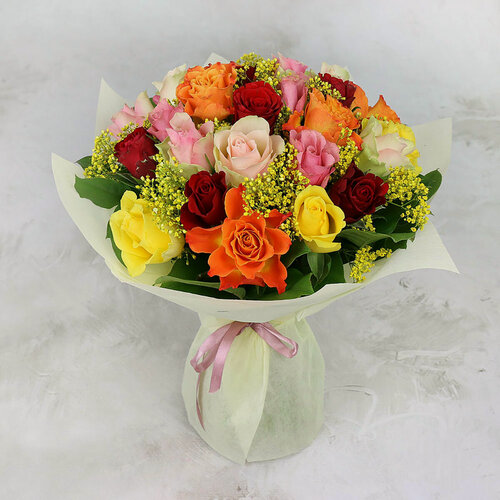 Изображение товара Букет "Букет Маркет", 27 кенийских роз, 40см, фетр, оберточная бумага