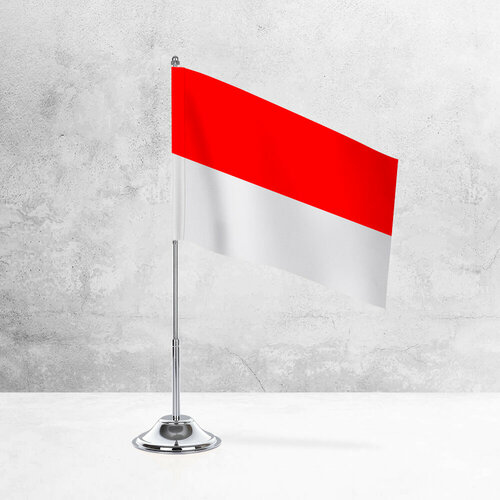 Настольный флаг Индонезии на металлической подставке под серебро