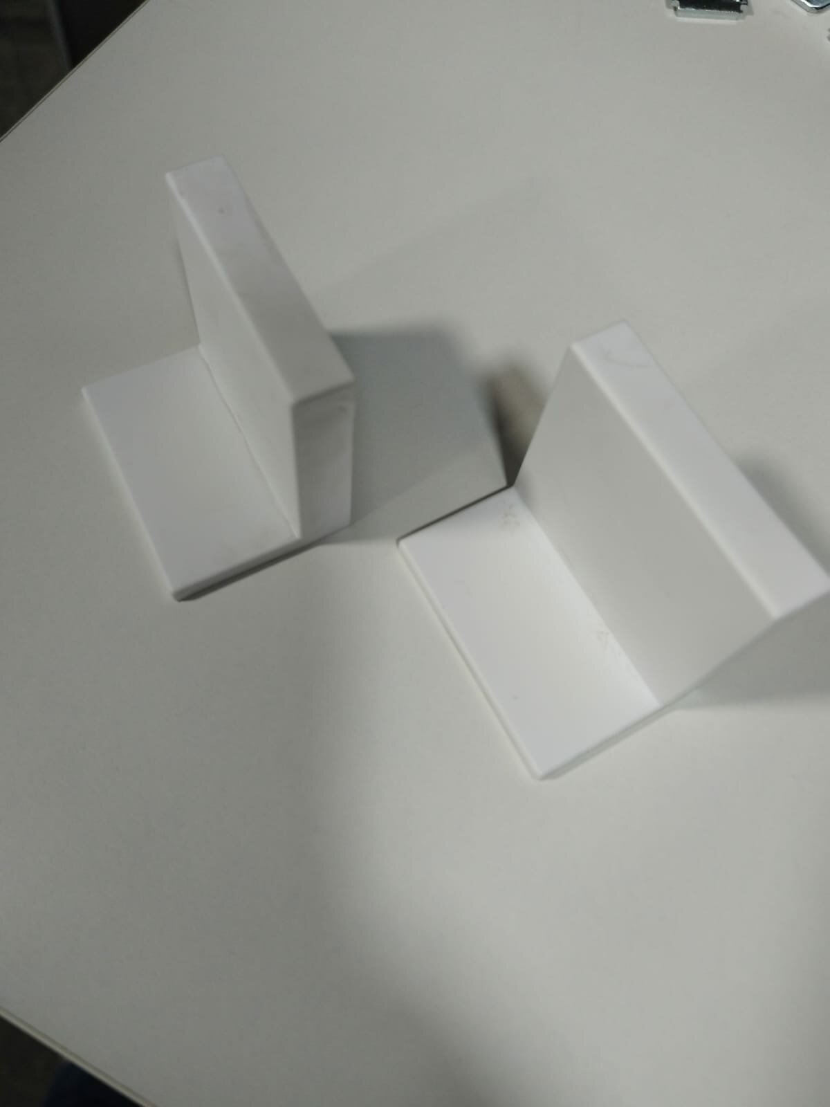 Фиксирующий уголок для шкафов пакс c пластиковой белой накладкой |2 шт| c евровинтами |4.5х4.3|
