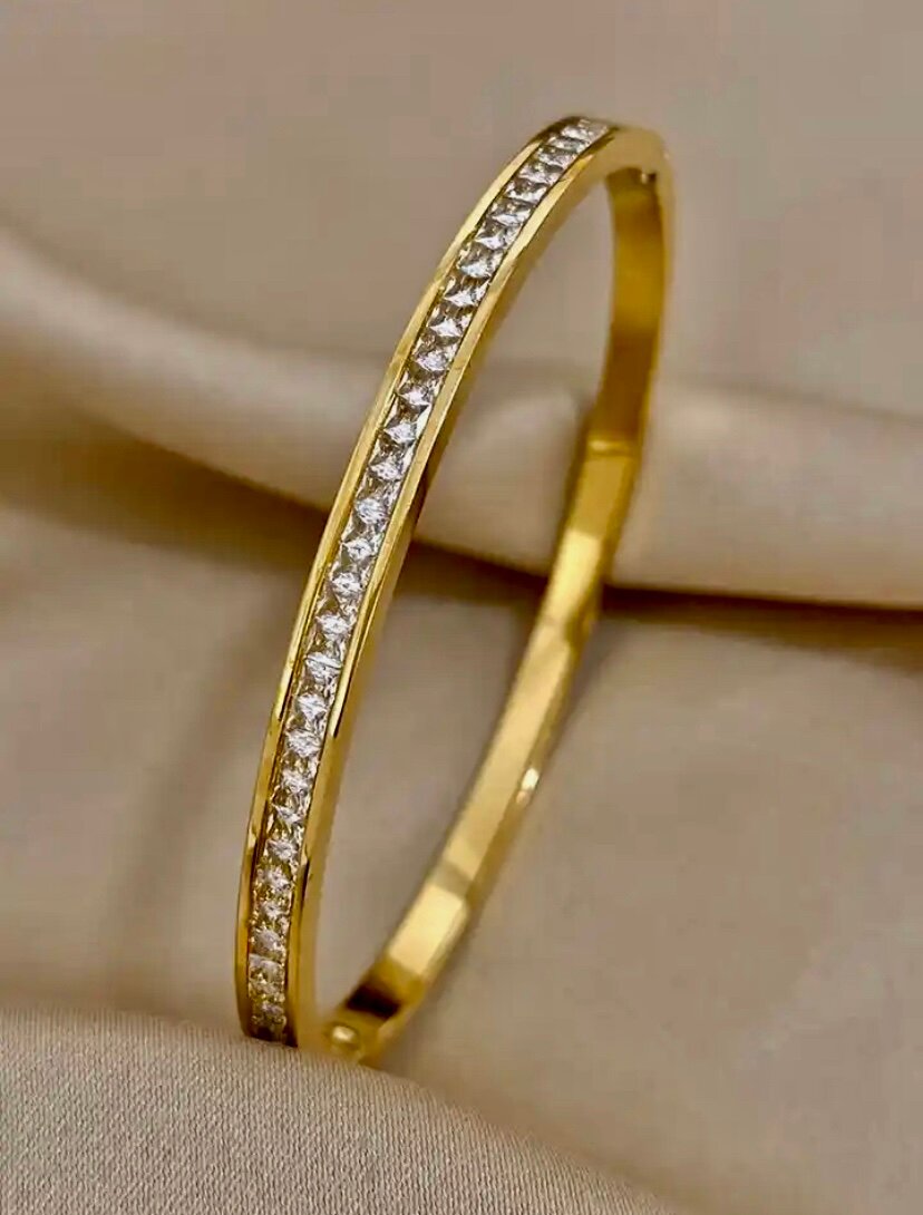 Жесткий браслет SORONA, циркон, фианит, Swarovski Zirconia, 1 шт., размер 6 см, размер one size, диаметр 6 см, золотистый
