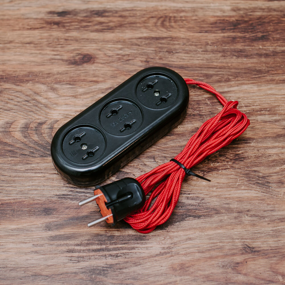 фото Компактный электрический удлинитель в ретро стиле с красным проводом