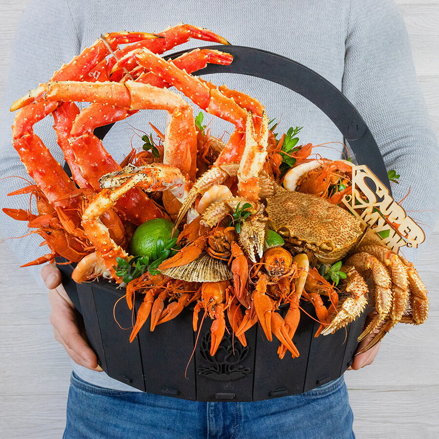 Подарочная корзина с морепродуктами, клешнями краба, варёными раками и гребешками артишок №293