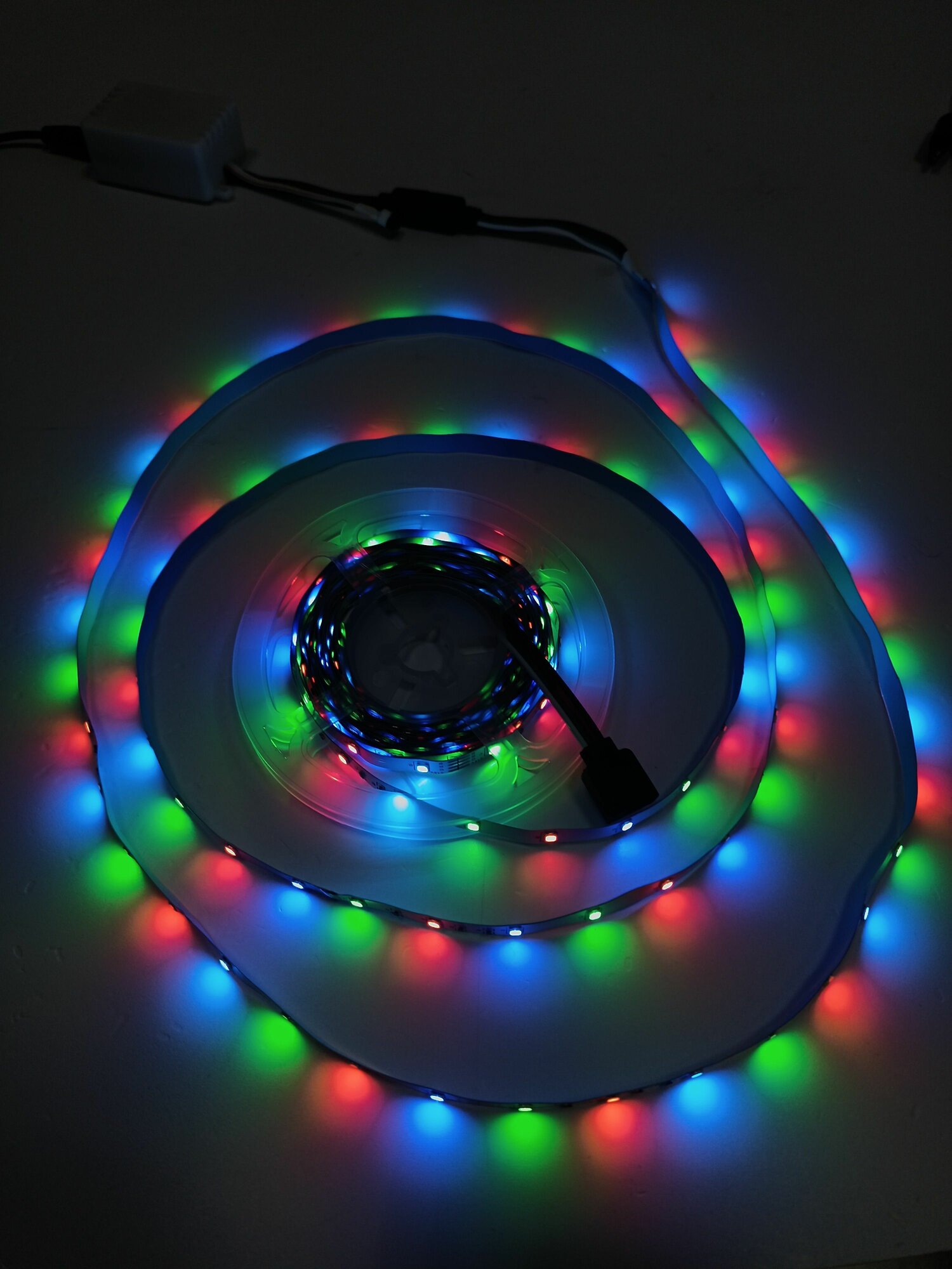 Светодиодная многоцветная RGB лента, 5 м. с блоком питания и пультом — фото 1