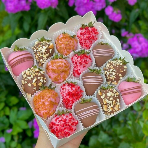 Изображение товара Клубника в шоколаде Композиция в коробке "Love Is" 12 - 20 шт