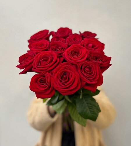 Изображение товара Букет красных роз из 15 шт, красивый букет роз 50 см, букет живых цветов, Россия