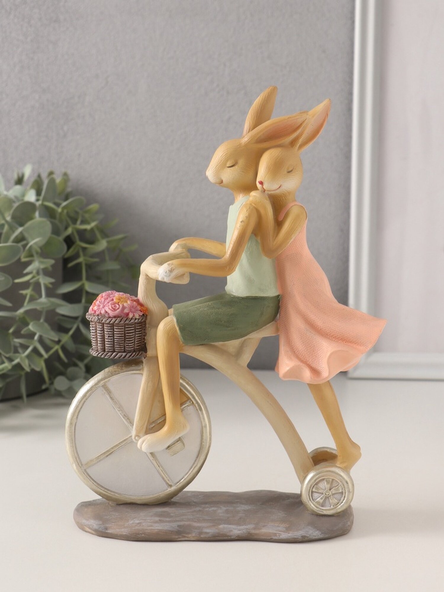 Фигурка полистоун «Романтика. Кролики: катание на велосипеде» 16×6.5×22.5 см
