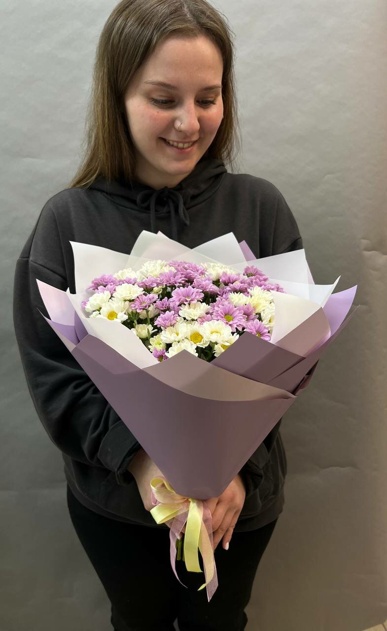 Букет нежных ромашек-хризантем сантини в стильной упаковке "Story_flowers" 13шт.