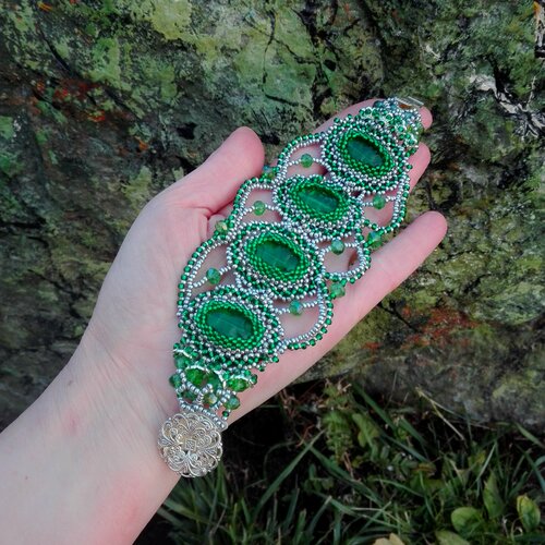 фото Ажурный женский браслет из бисера и стеклянных бусин, зеленый gulnara