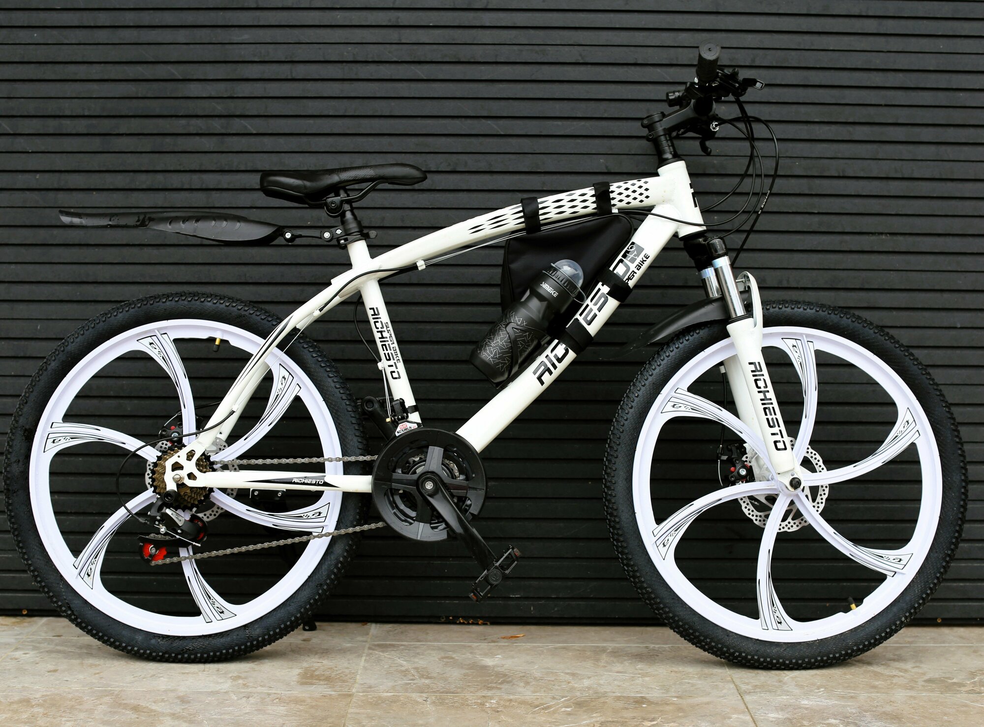 фото Велосипед Richiesto 24 Литые диски : мощность и стиль в одном велосипеде, белый глянец