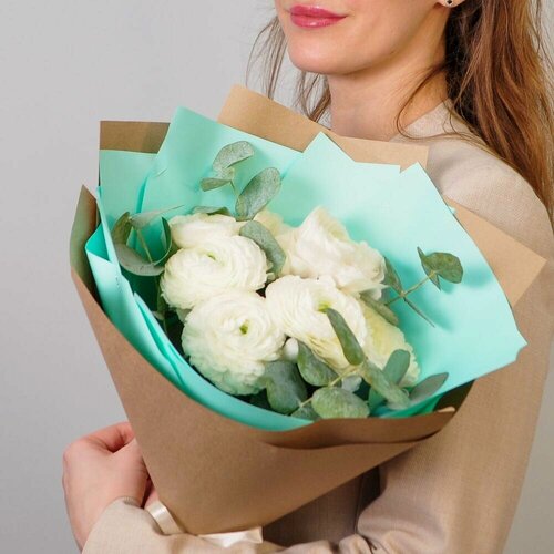 Изображение товара Монобукет "Королевство Праздника", ранункулюсы, эвкалиптовые ветви, высота 40см