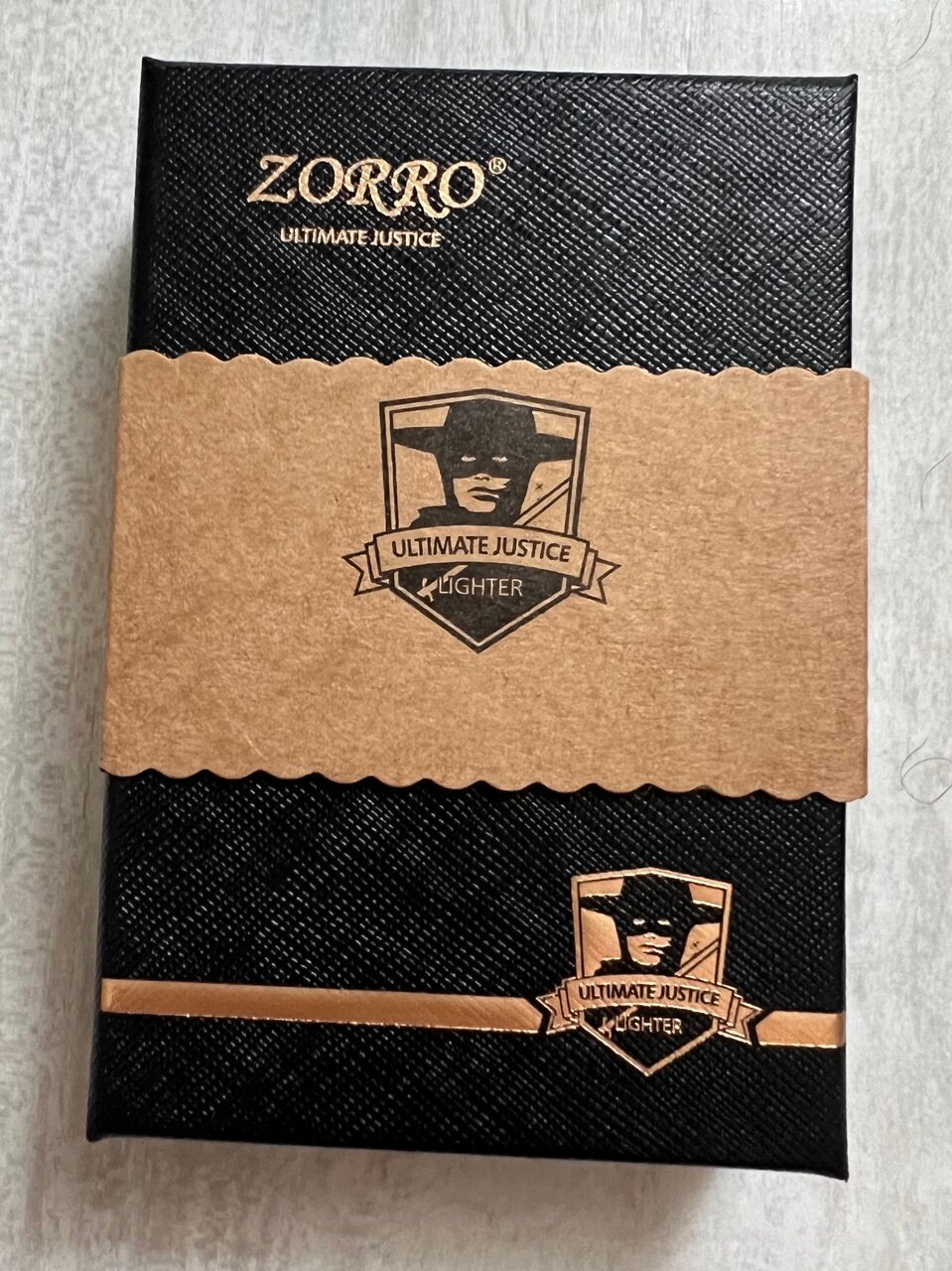 Зажигалка Zorro бензиновая золотая-2 в подарочной упаковке - фотография № 6