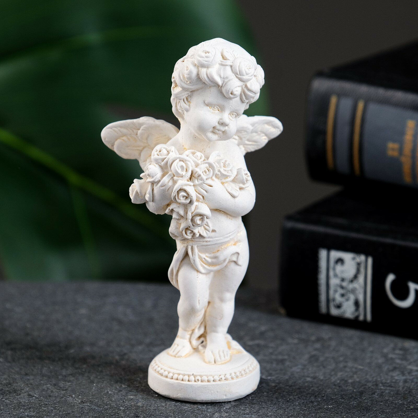 Фигура «Ангелочек с букетом» позолота 10×4×4 см