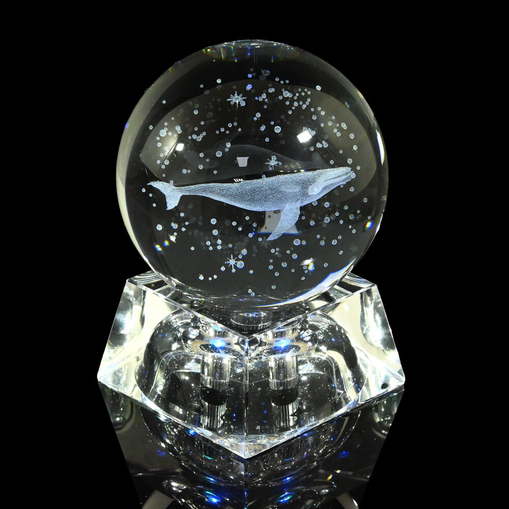 фото Шар с 3D гравировкой стеклянный "Кит" на подставке с подсветкой, диаметр 59мм РадугаКамня