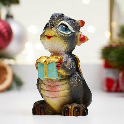 Фигурка Дракончик с подaрком 7,5*5*5см, символ года дракона 2024, статуэтка новогодняя, подарок, сувенир на новый год