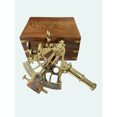 Морской секстант в деревянном футляре