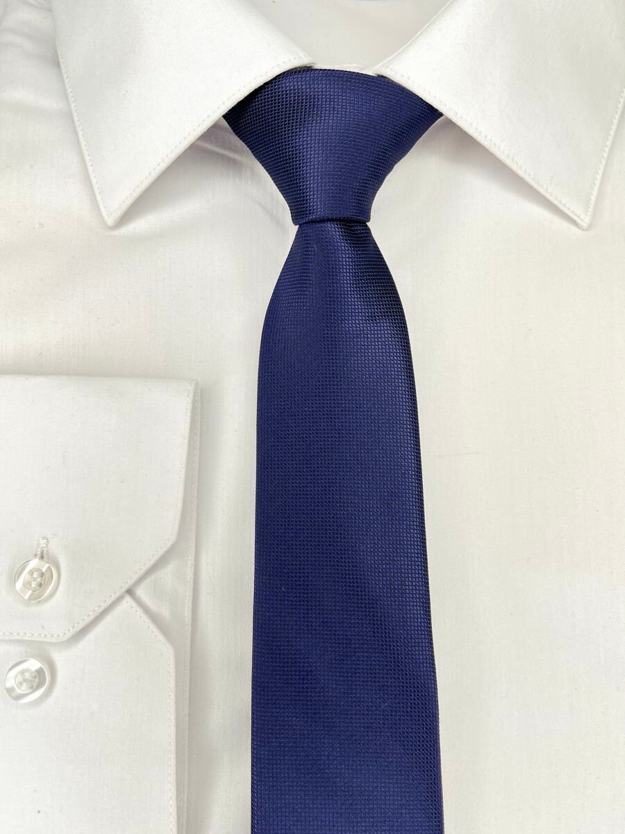 фото Узкий галстук фактурный