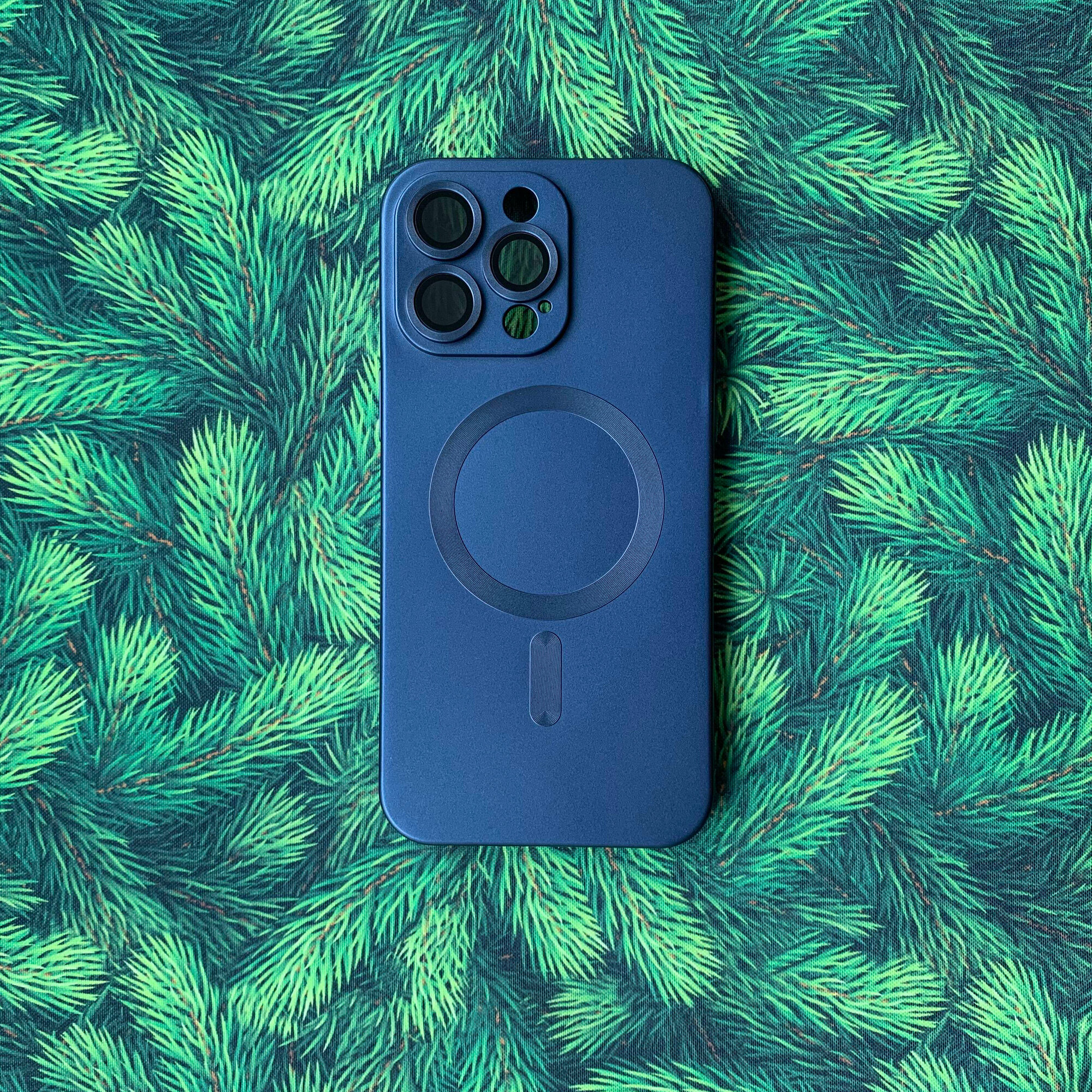 Чехол на iPhone 15 Pro / Айфон 15 Про с MagSafe, синий, матовый, с защитой камеры