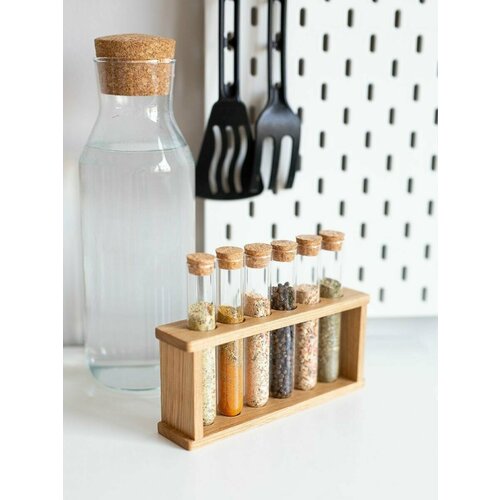 Пробирки для специй и приправ на деревянной подставке.
