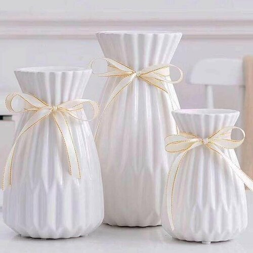 Ваза для цветов ребристая белая керамика 10х10х15 см C011