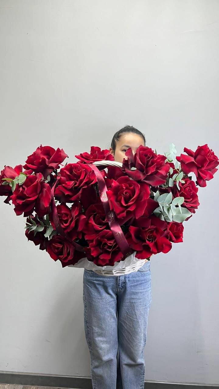 Французские розы в корзине 17 штук / Корзина французских роз / Доставка роз Москва