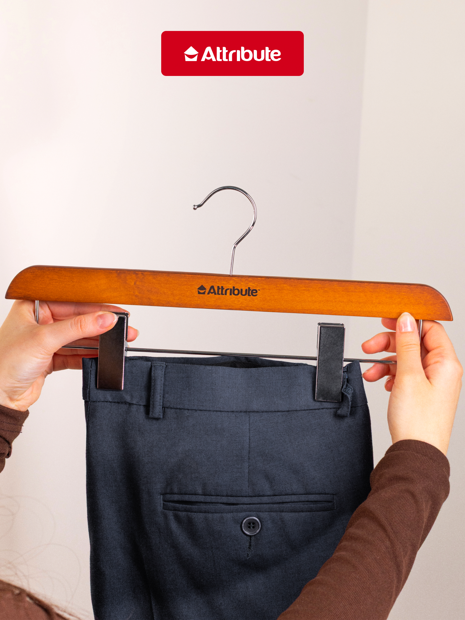 Вешалка для брюк и юбок Attribute "STATUS" 1 штука, деревянная — фото 1
