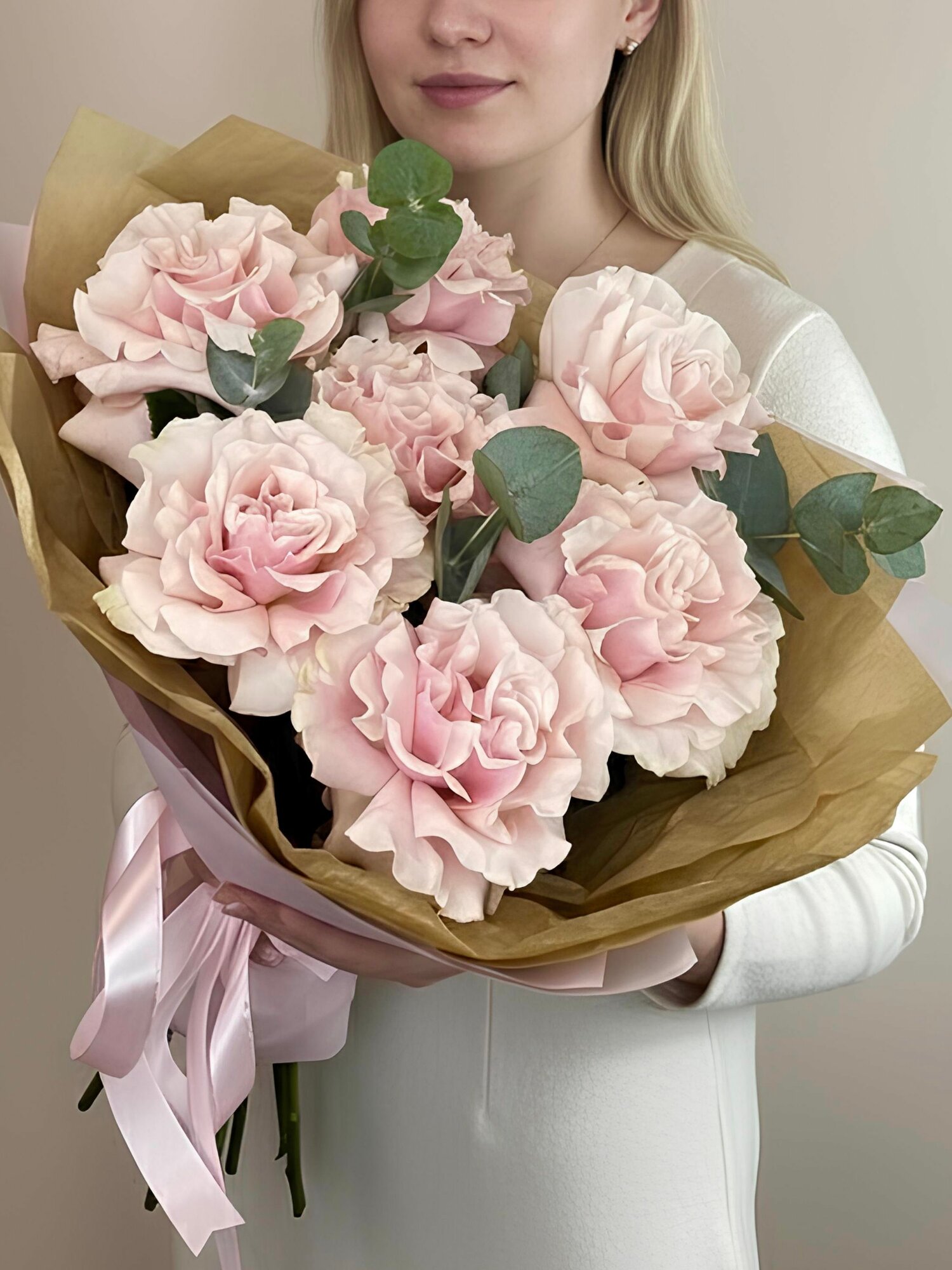 Букет из 7 розовых французских роз Пинк Мондиаль и эвкалипта - France M .605