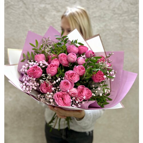 Букет Жасмин с живыми цветами, кустовые пионовидные розы и гипсофила