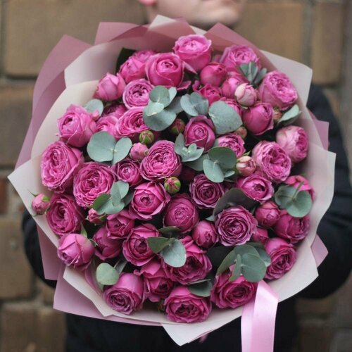 19 кустовых пионовидных роз Мисти Баблс с эвкалиптом