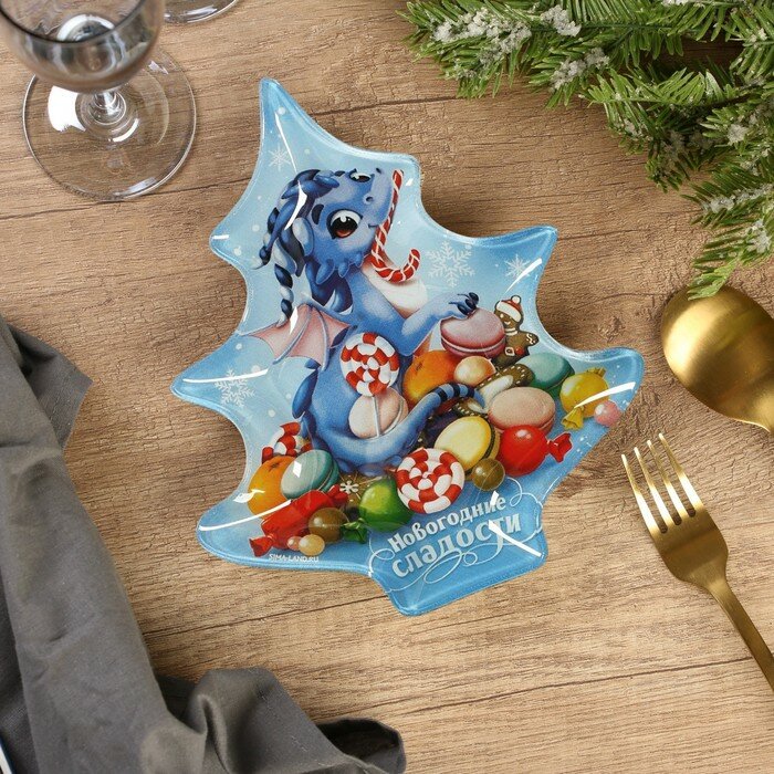 фото Дорого внимание Тарелка в форме ёлки «Новогодние сладости», 16.5х19.5 см