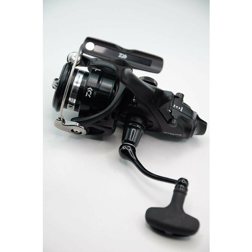 Катушка Daiwa 19 BLACK WIDOW-BR LT 2500, с байтранером катушка безынерционная daiwa 19 black widow br lt 2500 под левую руку 2500