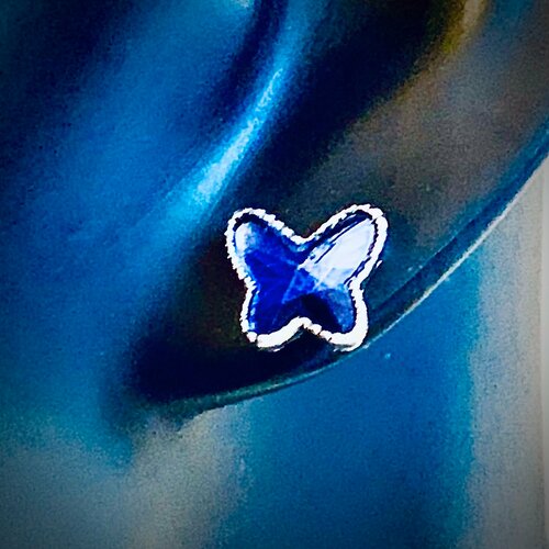 фото Серьги пусеты хрустальные бабочки, бижутерный сплав, серебрение, кристалл, размер/диаметр 8 мм., синий my lollipop