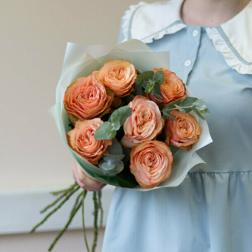 Букет пионовидных роз с эвкалиптом чудесной Flawery