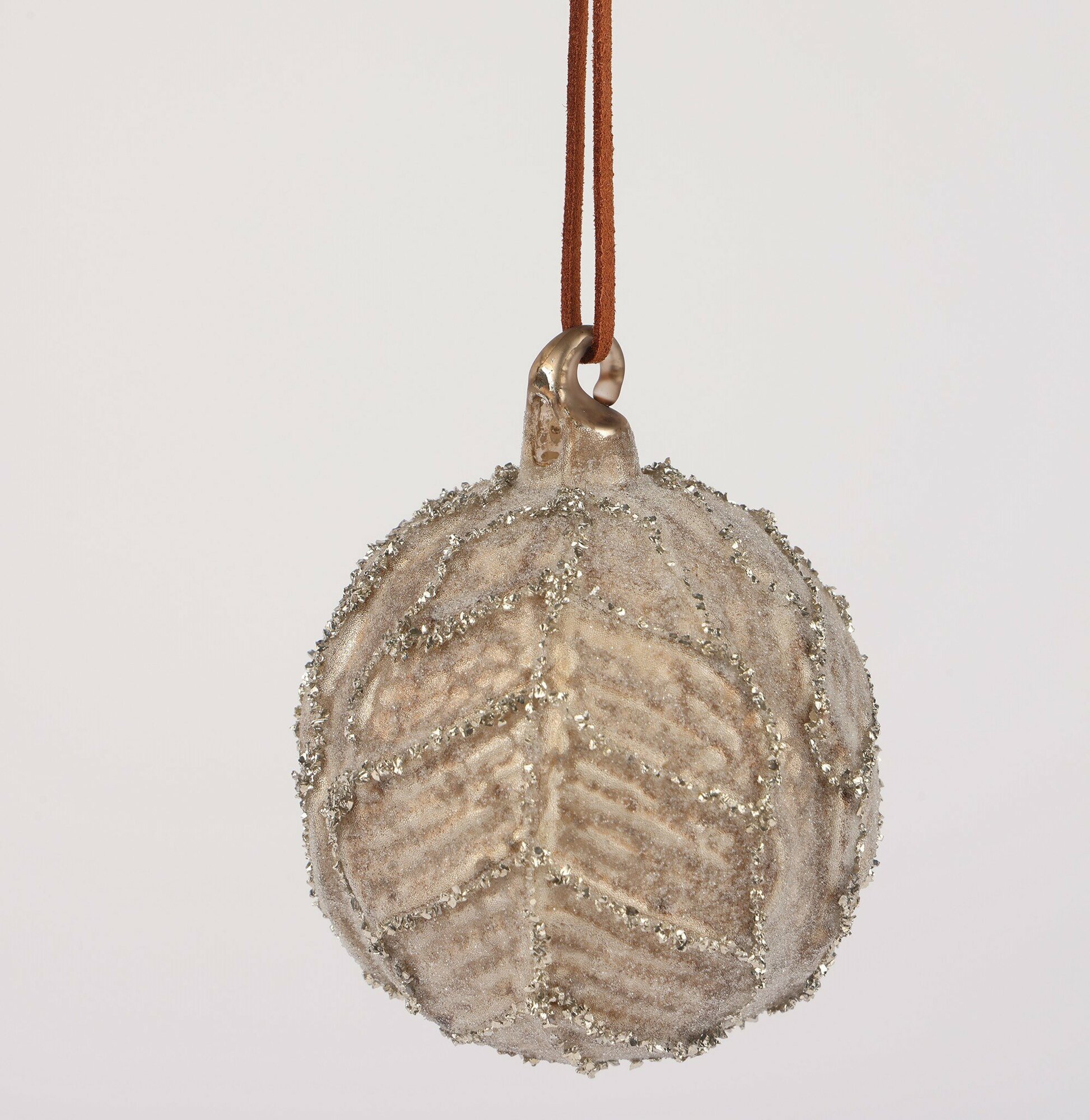 Новогодняя декорация Шар на елку стеклянный 8 см 1 шт бежевый