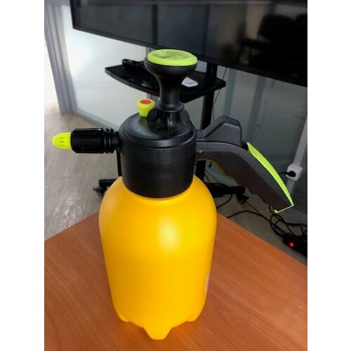 Опрыскиватель 2Л RADIVAS С помпой И клапаном (27) желтый