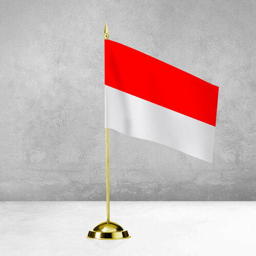 Настольный флаг Индонезии на пластиковой подставке под золото