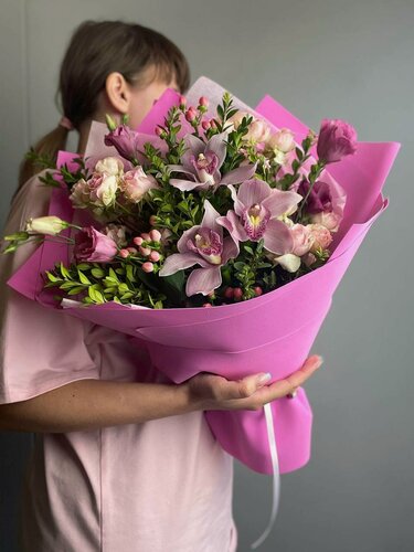 Изображение товара Букет Botanique "Яркая орхидея", гипперикум/орхидея/роза кустовая/эустома, 15 цветов