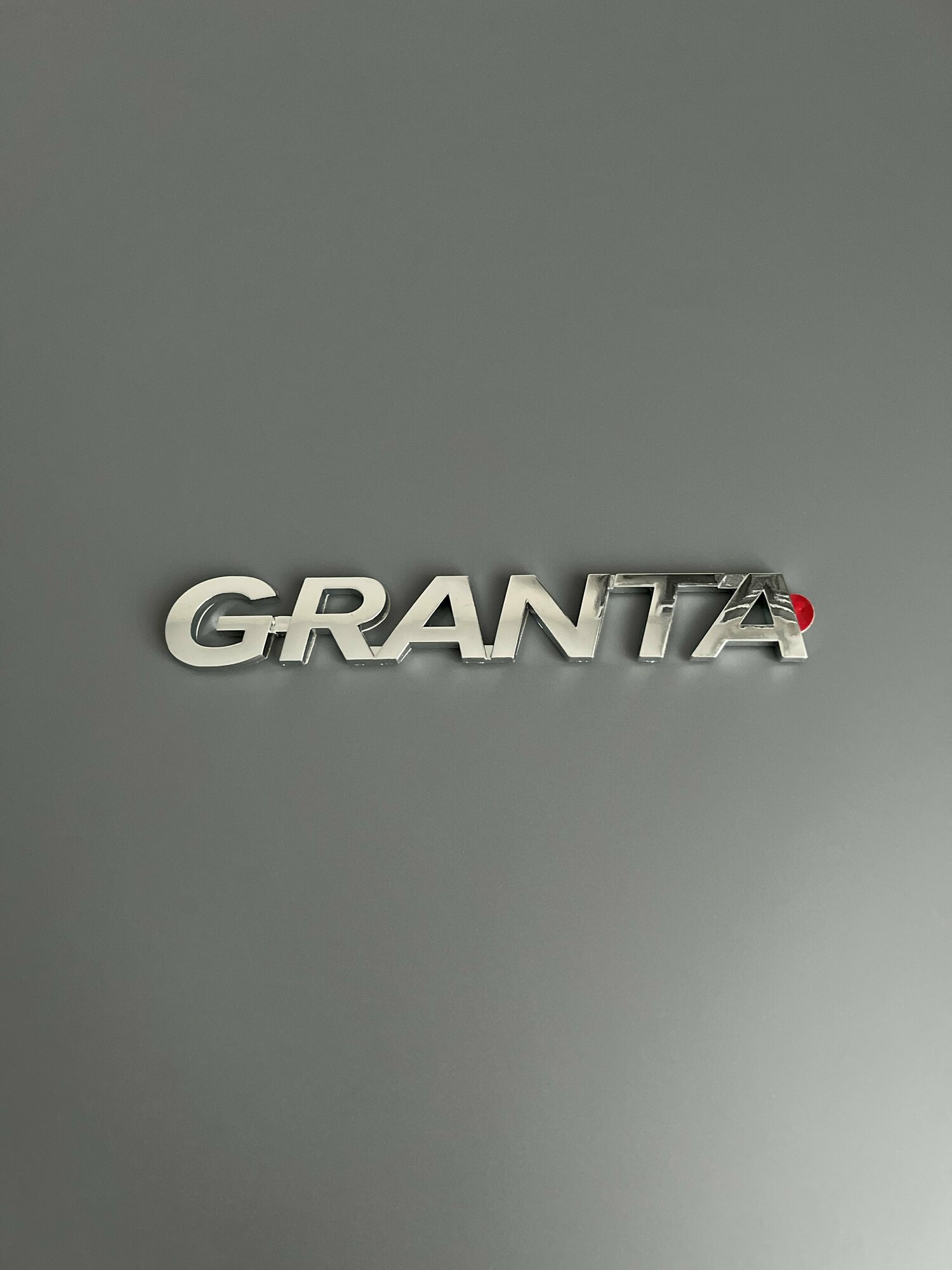 Шильдик GRANTA на багажник автомобиля