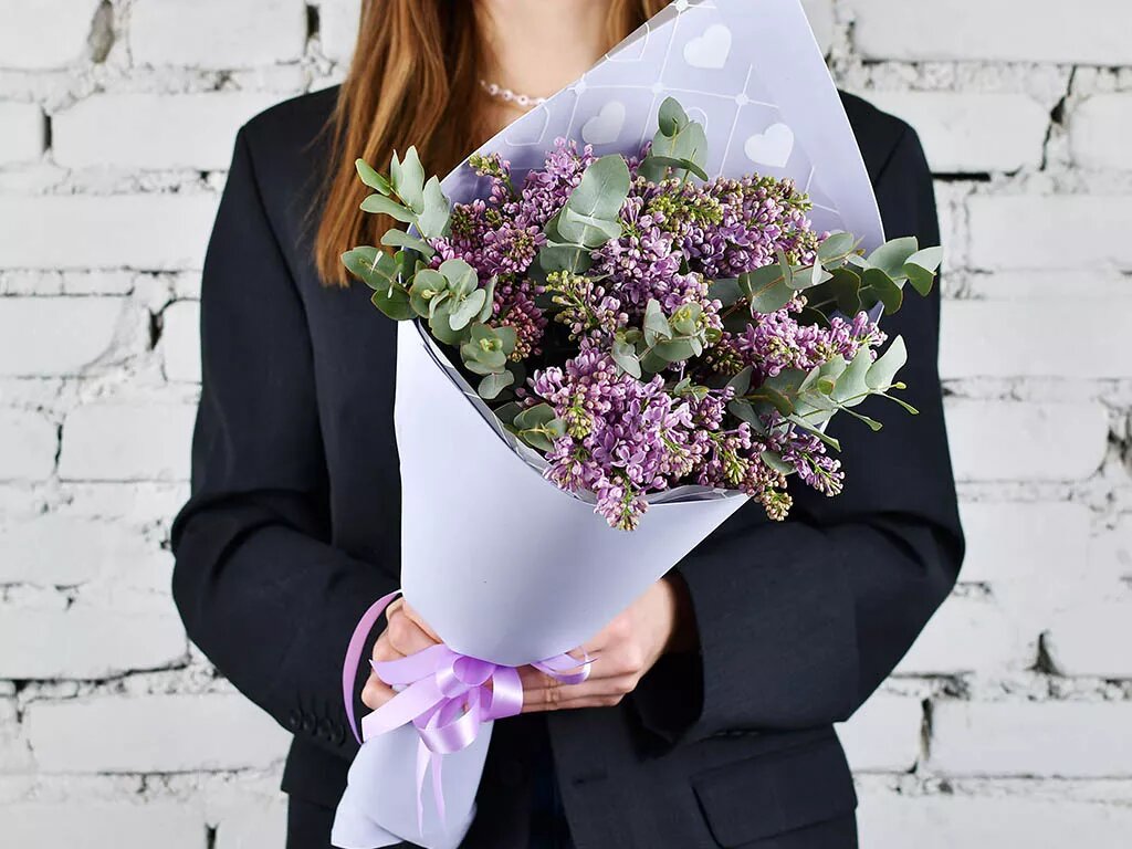 Букет 9 веток сирени с эвкалиптом в упаковке
