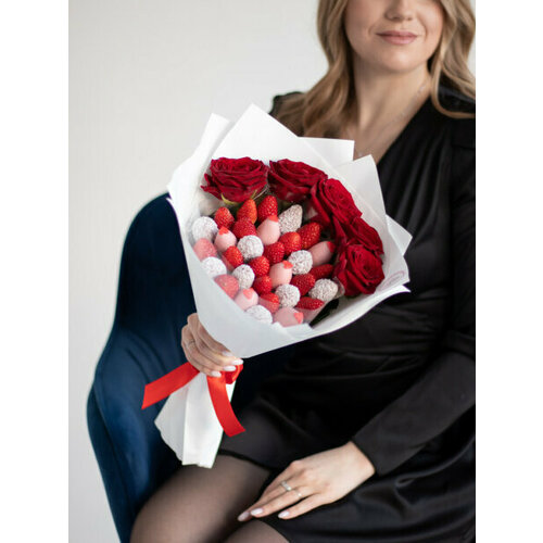 Авторский букет свежих роз с клубникой в бельгийском шоколаде "Понви"